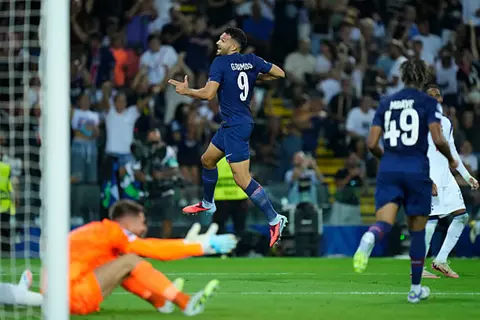 ريمونتادا الـ+90 تكررت في ركلات الترجيح.. باريس يتوج بالسوبر الأوروبي أمام توتنهام